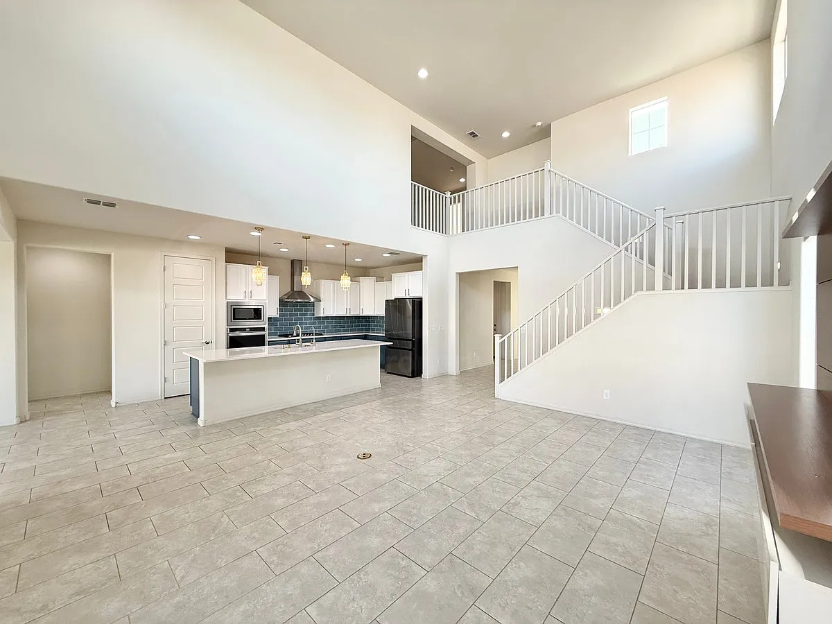 5 bed, 4.5 bath, 3067 sqft, $3,499 — Photo 3