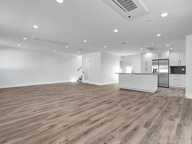 11613 Burbank Blvd — Photo 3