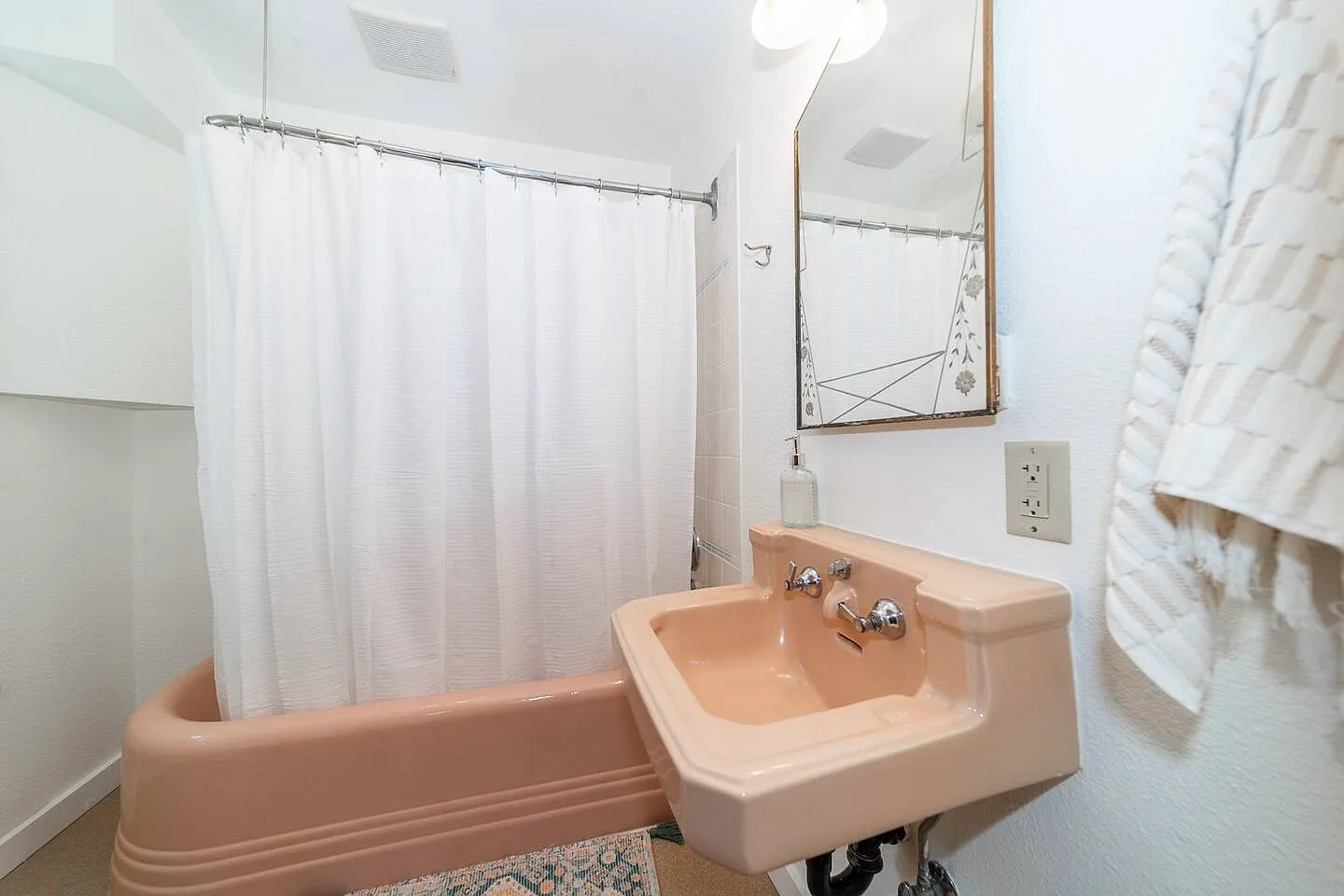 2 bed, 683 sqft, $2,400 — Photo 2