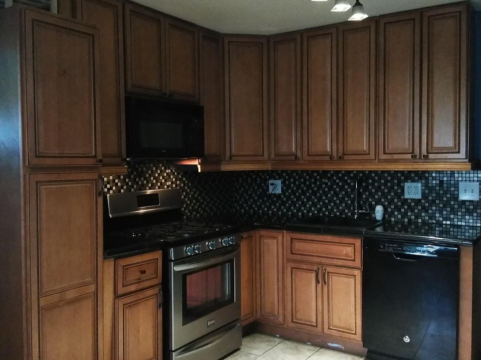 2nd image of 1121 Wing St