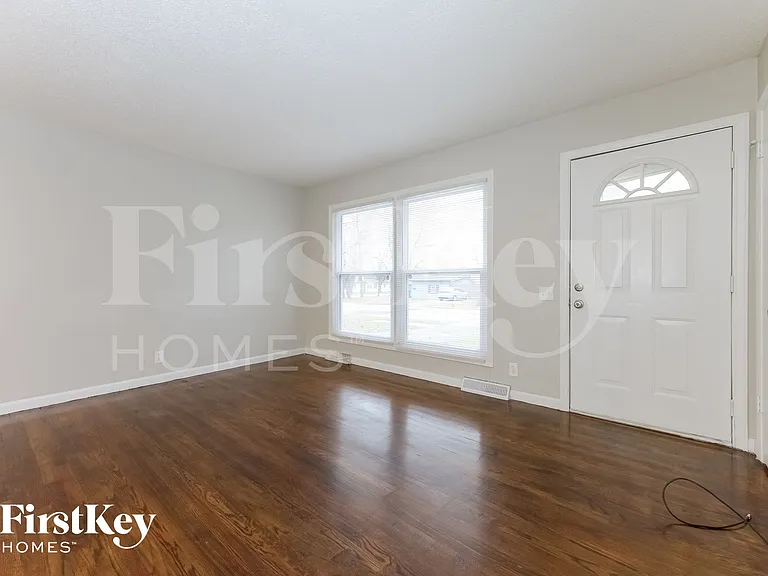 210 Berry Ave — Photo 2