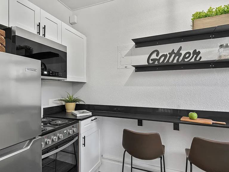 Madrona Apartments — Photo 6