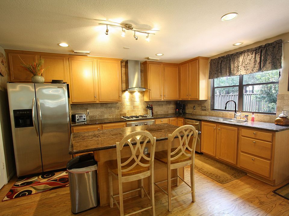 Granite counters, stainless appliances include Frigidaire fridge, Kenmore Pro 