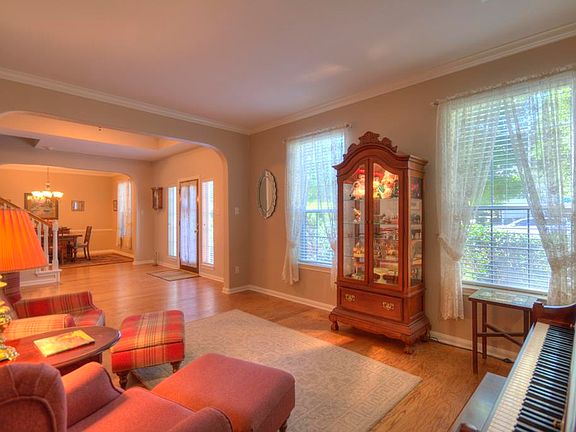 5th image of 2507 Foxglove Dr