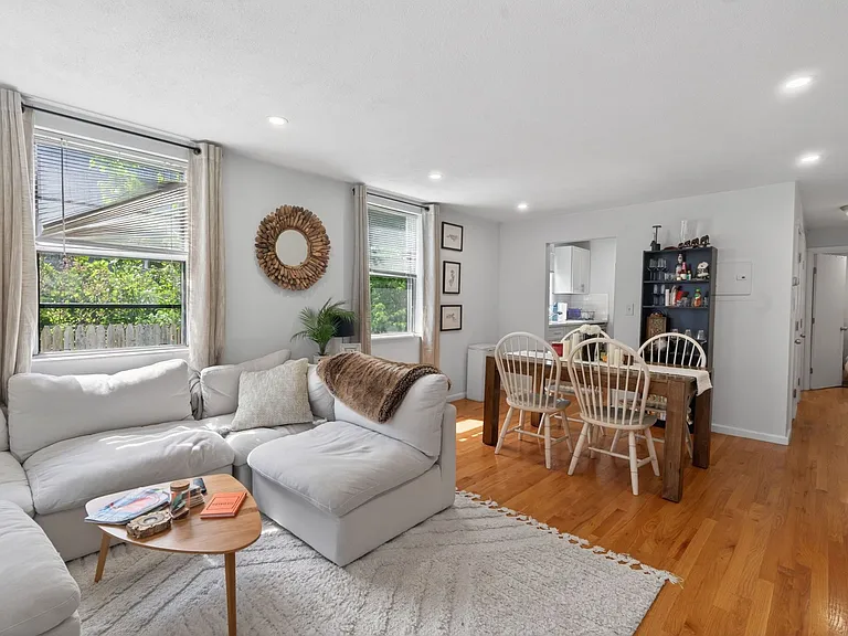 135 W Seventh St — Photo 4