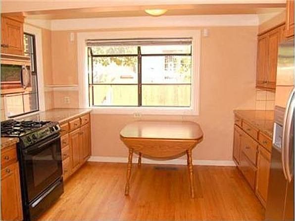 2nd image of 827 W 130th St