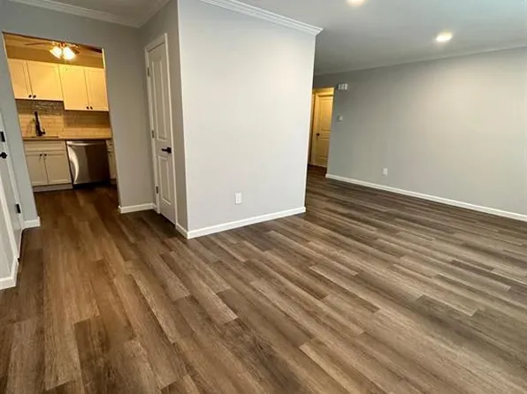 326 Cricket Ln, Woodbridge, NJ 07095