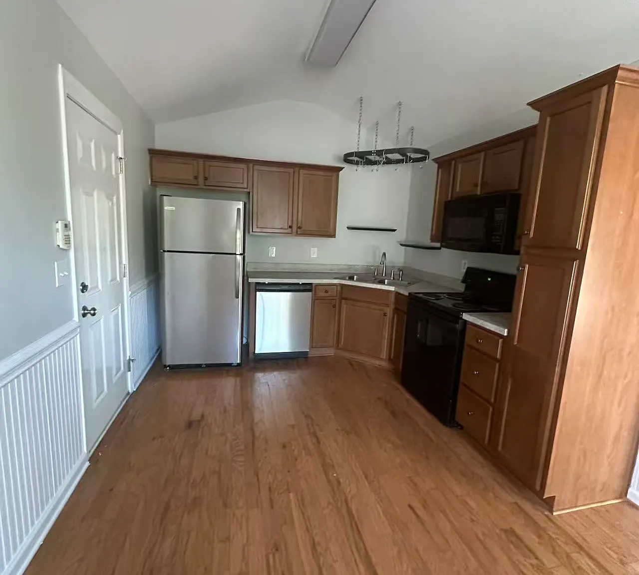 3 bed, 1205 sqft, $1,950 — Photo 4