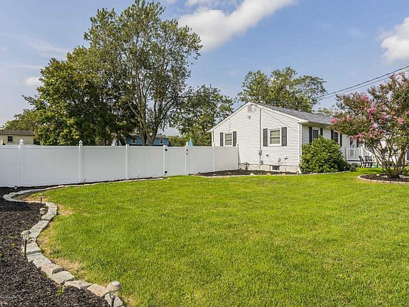 3rd image of 924 Beachwood Blvd