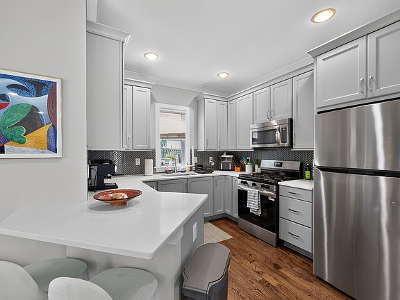 4th image of 207 Camden St