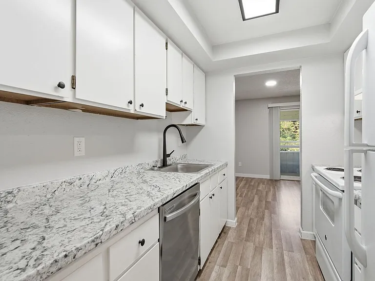 River Court Apartments - Updated Units With A View! — Photo 51