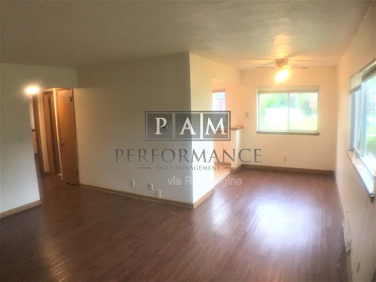 Building Photo - 5327 N Mohawk Ave #2
