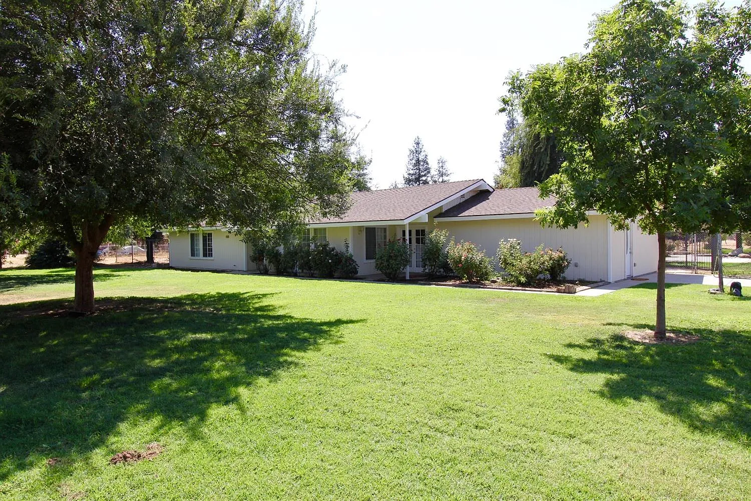 2329 N Ring Ave photo 1