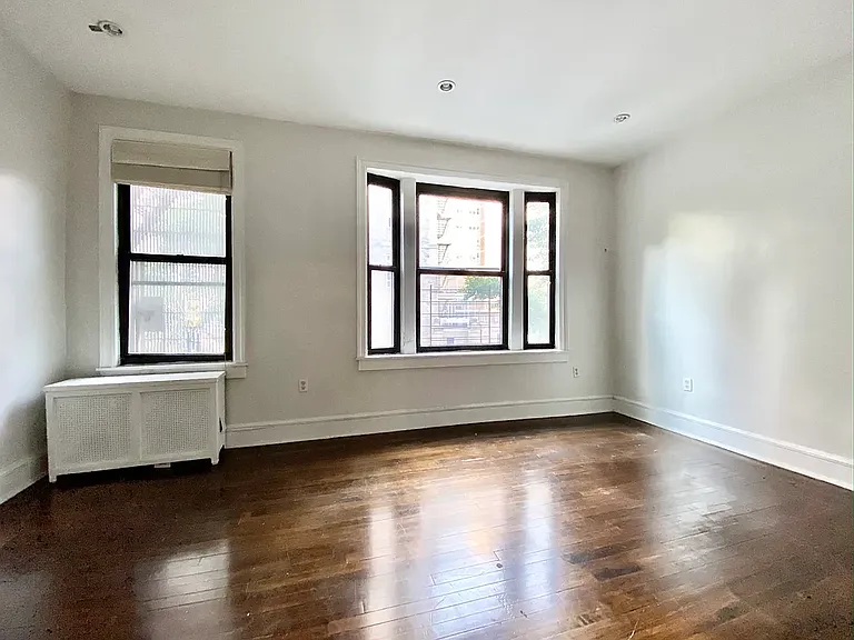 160 Claremont Ave #2D — Photo 2