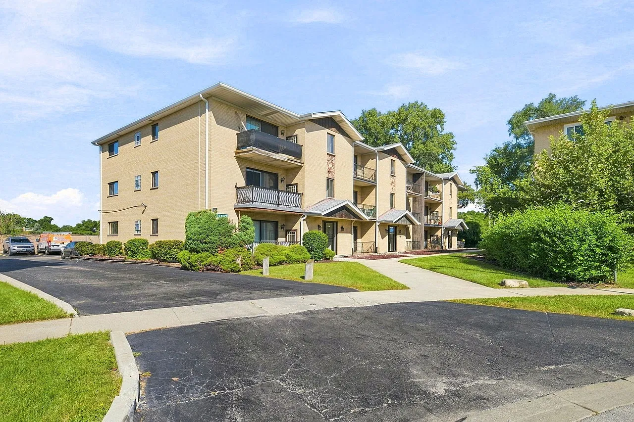 2 bed, 1018 sqft, $2,000 — Photo 1