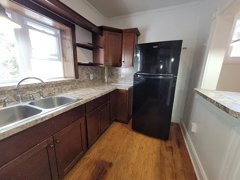 905 E King St — Photo 9