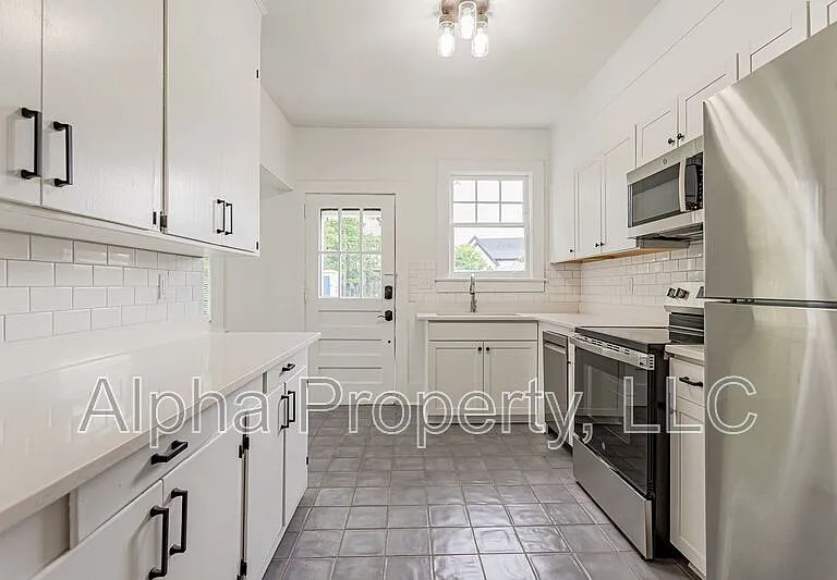 712 Augusta St — Photo 9