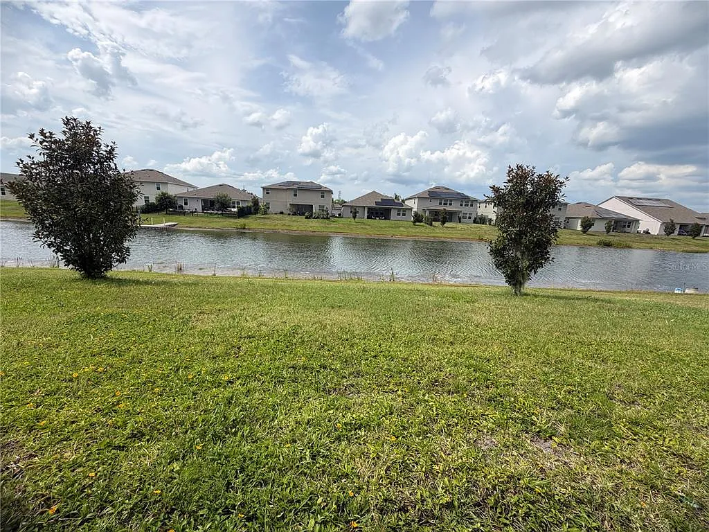 4 bed, 2.5 bath, 2414 sqft, $2,400 — Photo 2