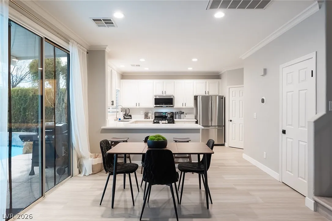 3 bed, 2.5 bath, 2024 sqft, $7,500 — Photo 4