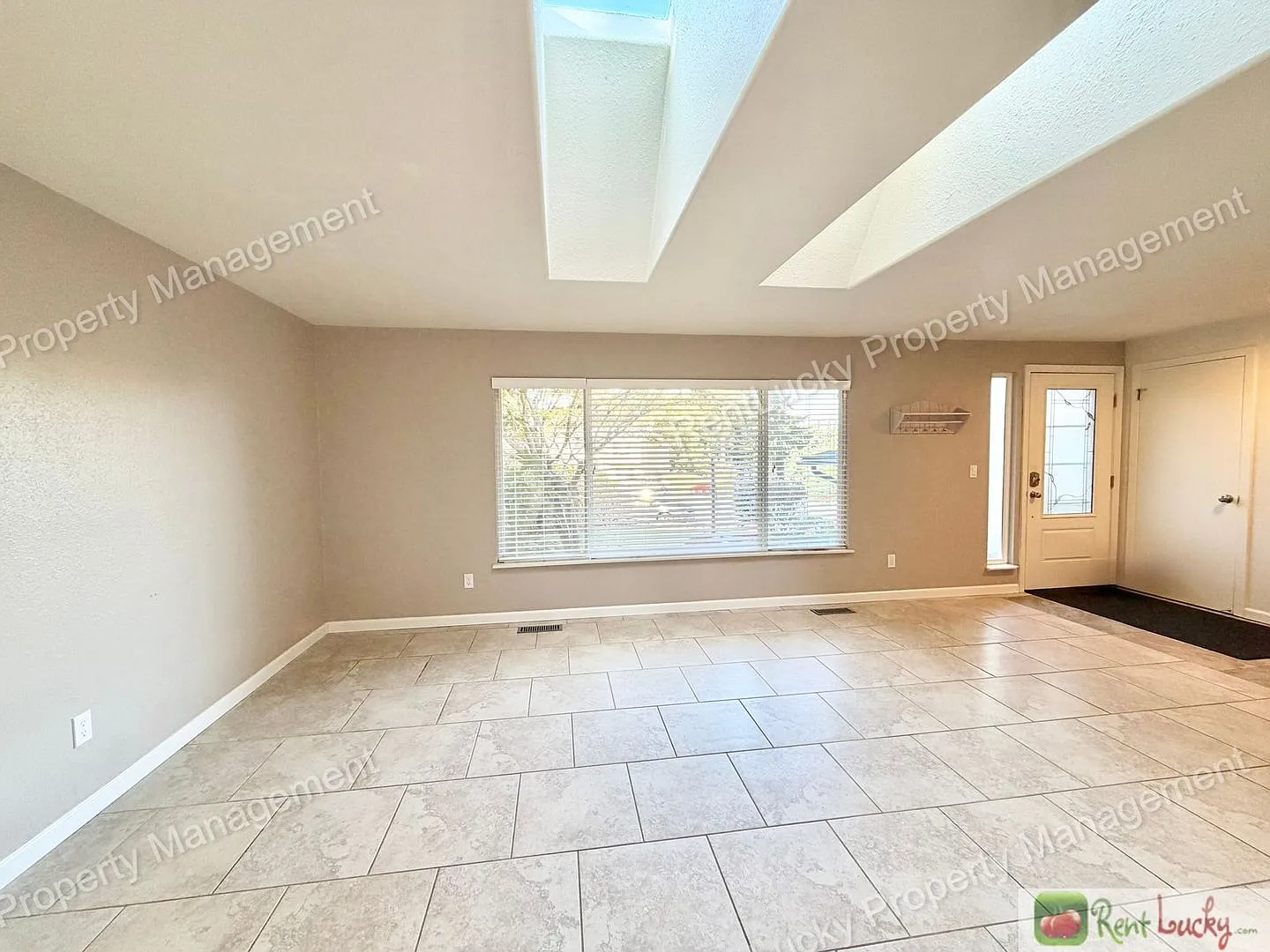 Amazing 3 Bedroom Home in Federal Way with Massive Backyard and Family Room! — Photo 3