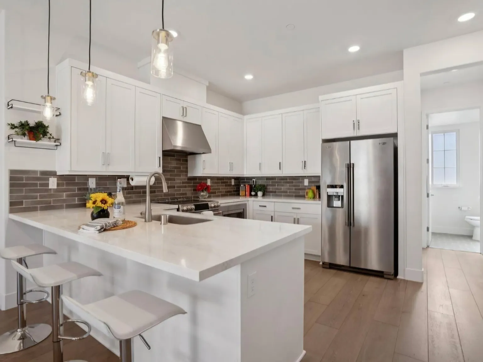 3 bed, 2.5 bath, 1435 sqft, $5,675 — Photo 2