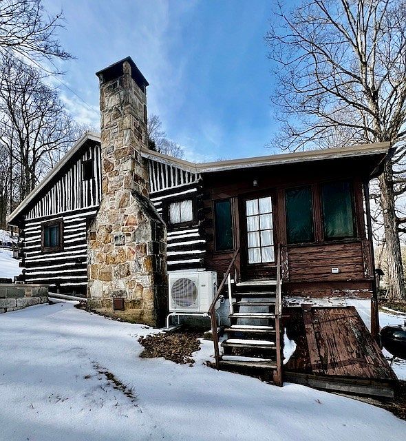 1st image of 122 Pinetree Dr