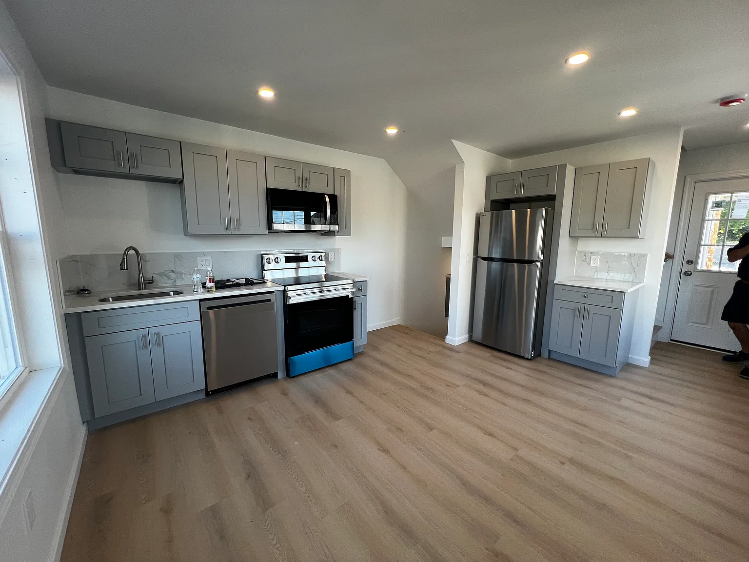 3 bed, 1.5 bath, 1040 sqft, $2,100 — Photo 2