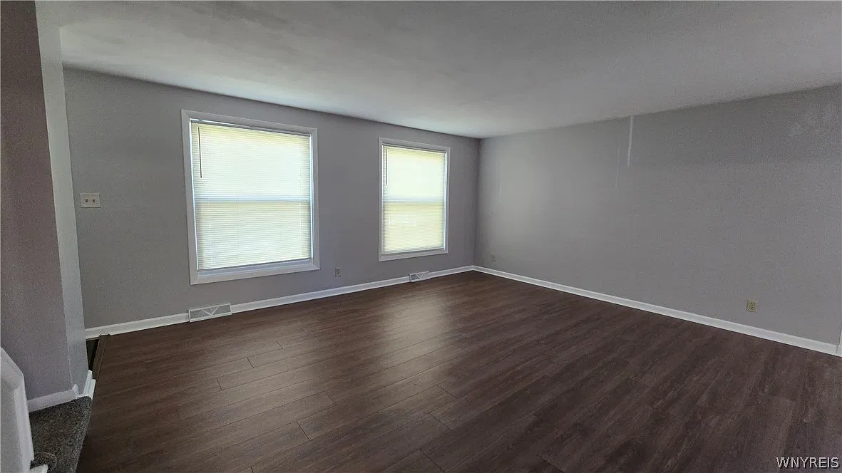3 bed, 1.5 bath, 2562 sqft, $1,800 — Photo 3