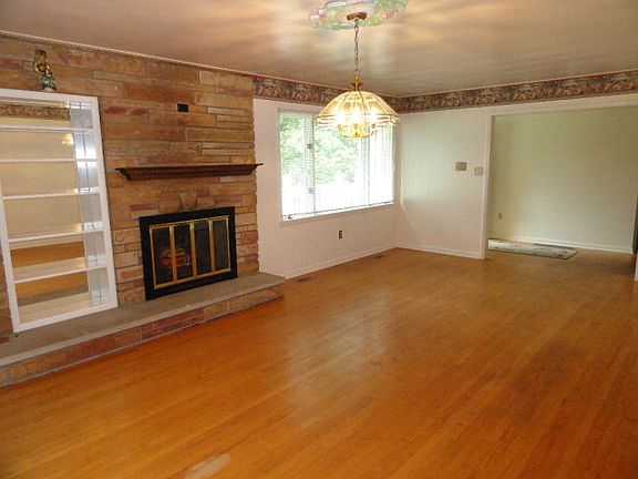 3rd image of 235 Crystal Dr