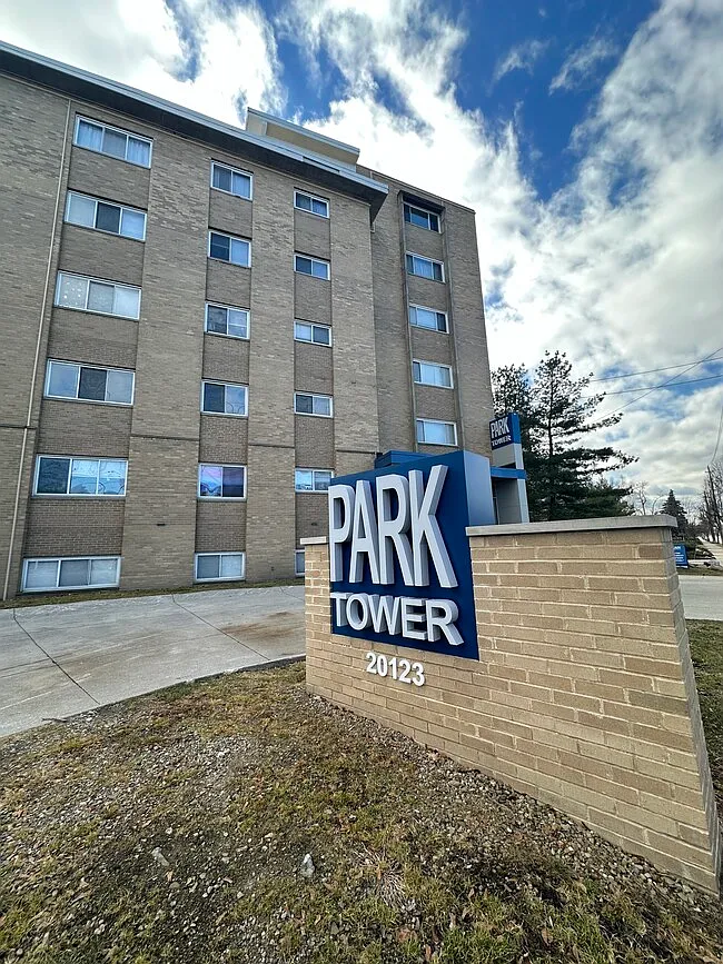 Park Tower — Photo 1