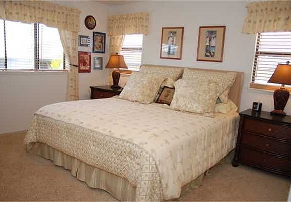 Master suite w/ full bath