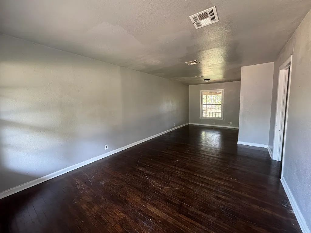 Charming 3-Bed House with Deck & Fenced Yard — Photo 2