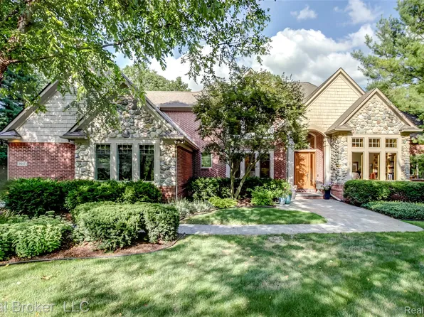 9017 Stoney Creek Dr, South Lyon, MI 48178