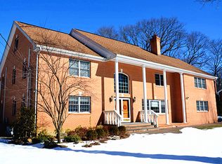 9 Knollwood Rd, Glen Head, NY 11545