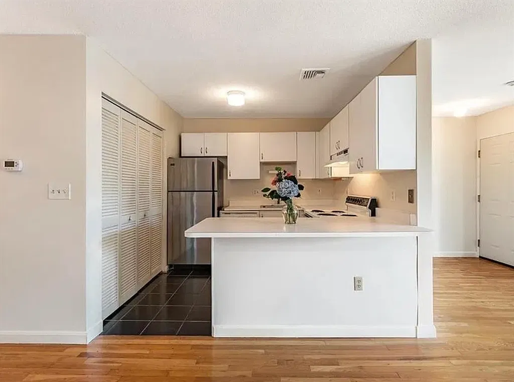 3 bed, 2.0 bath, 1200 sqft, $4,200 — Photo 3