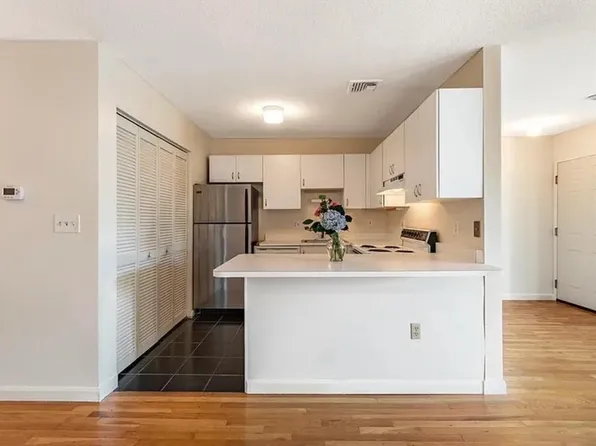 621 Boston Ave #8D, Medford, MA 02155