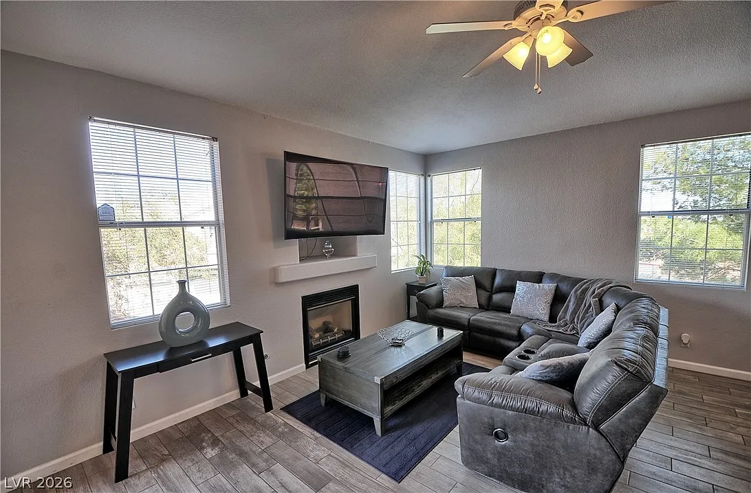 3 bed, 2.0 bath, 1344 sqft, $1,695 — Photo 3