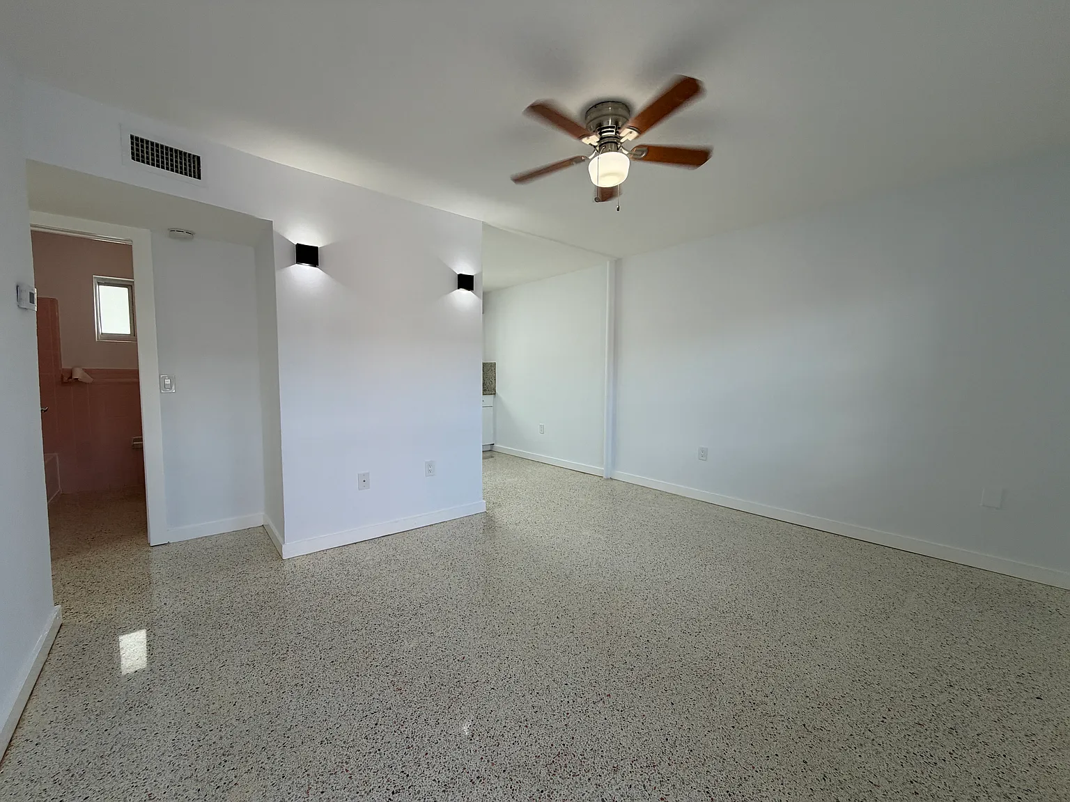 2 bed, 695 sqft, $1,950 — Photo 2