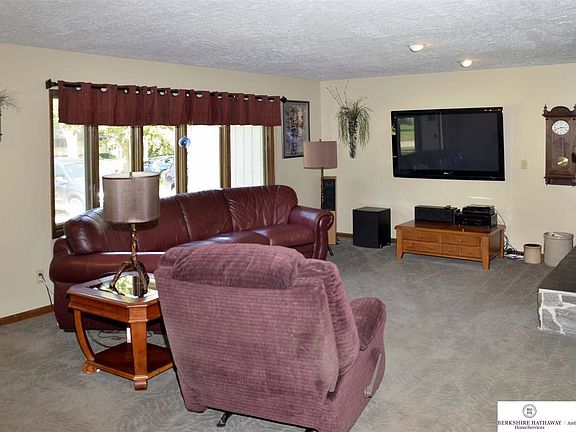 4th image of 2833 Douglas Dr