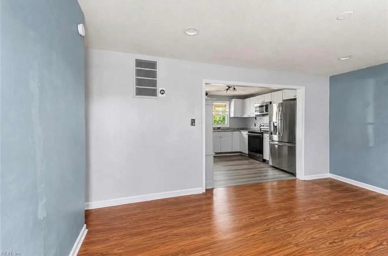 3 bed, 864 sqft, $2,000 — Photo 2