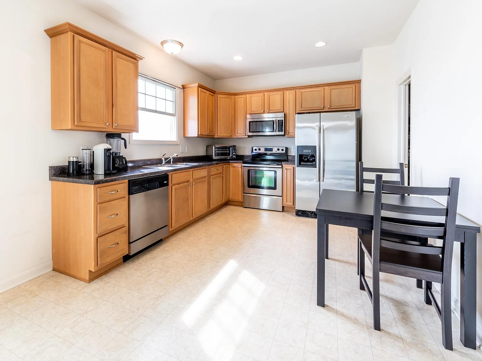 3 bed, 2.5 bath, 1950 sqft, $2,550 — Photo 3