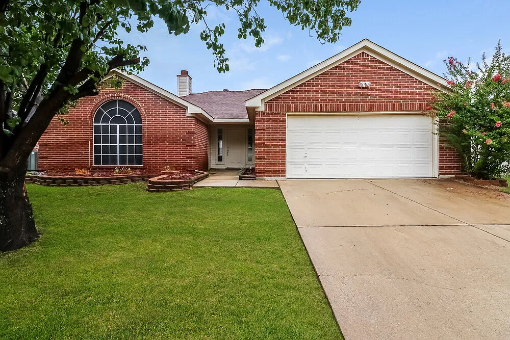 4 bed, 2.0 bath, 1610 sqft, $2,005 — Photo 1