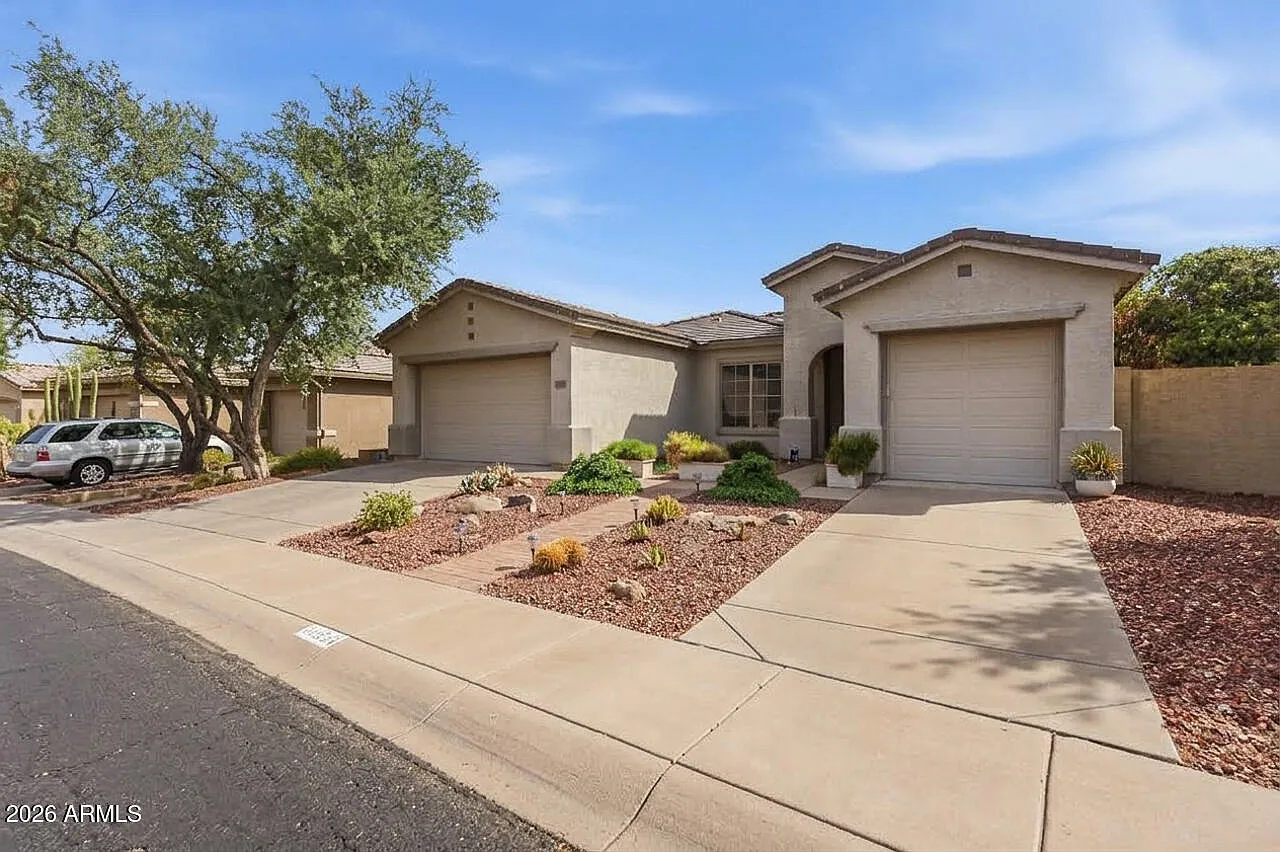 3 bed, 2.0 bath, 2303 sqft, $2,699 — Photo 2