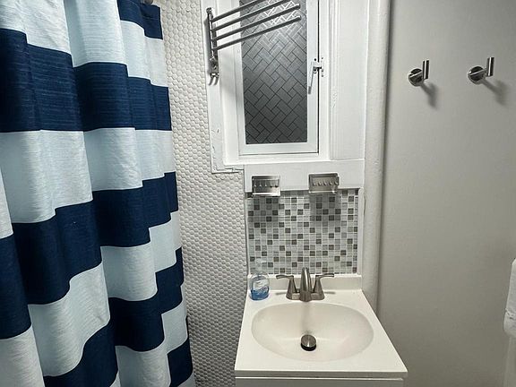 4th image of 329 S 4th St #B