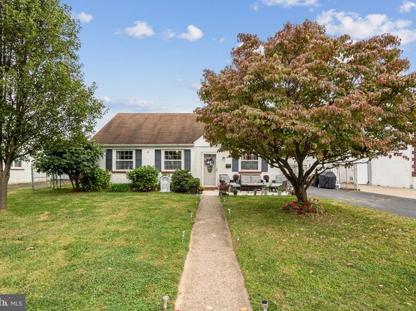 9805 Woodfern Rd, Philadelphia, PA 19115