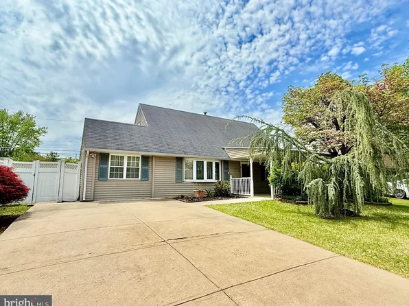 89 Kraft Ln, Levittown, PA 19055