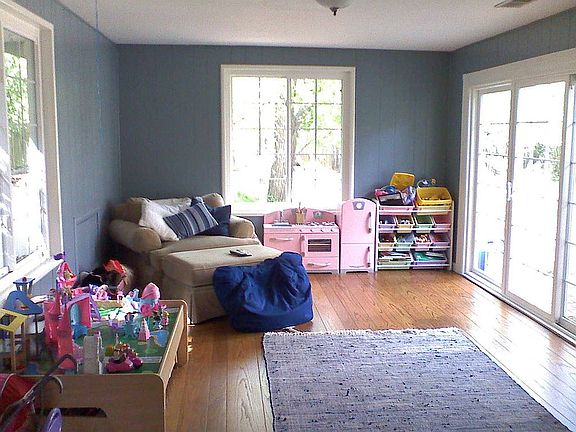 Spacious family room w/slider to backyard