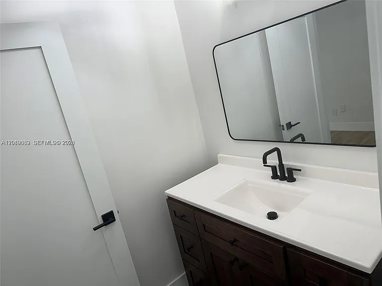 517 Navarre Ave — Photo 3