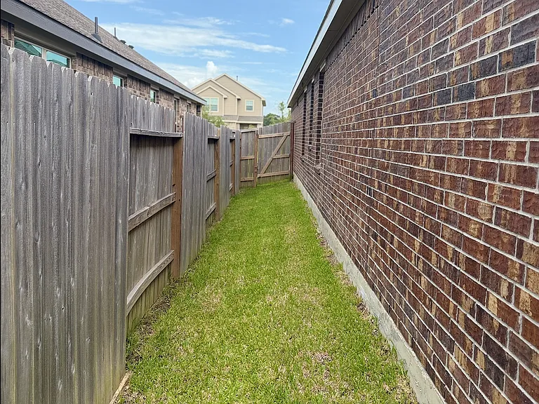 6313 Barrington Cliff Trl — Photo 14