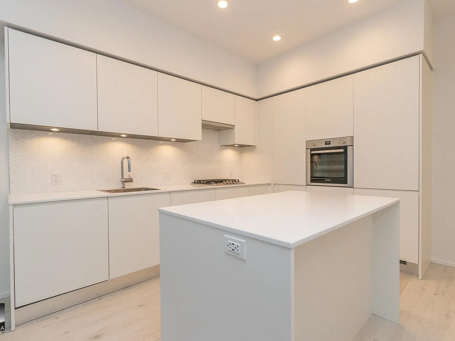 2 bed, 549 sqft, $2,950 — Photo 3